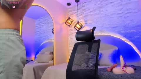 ARON BOLT online show from April 21, 5:41 pm