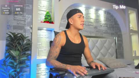 Snapshot of aron_bolt chatting on December 31, 2:14 pm ARON BOLT online show from December 31, 2:14 pm