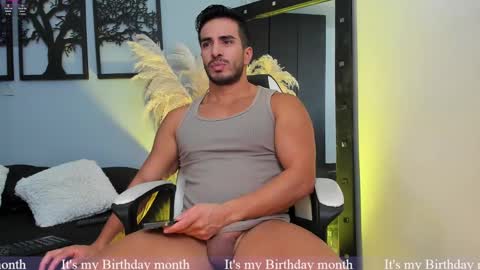 Snapshot of aron_bulgarelli_ chatting on February 18, 9:43 am Aron online show from February 18, 9:43 am