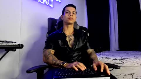 Snapshot of arondark chatting on February 15, 11:28 am DarkMaster online show from February 15, 11:28 am