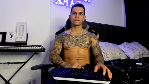 Snapshot of arondark chatting on December 14, 11:12 pm DarkMaster online show from December 14, 11:12 pm