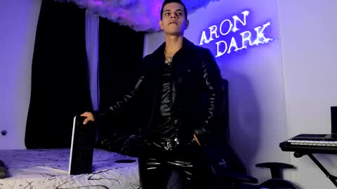 Snapshot of arondark chatting on February 14, 11:21 am DarkMaster online show from February 14, 11:21 am