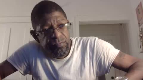 Snapshot of arteblazze chatting on February 16, 12:22 am Arteblazze not daddy boy bitch or nigga online show from February 16, 12:22 am