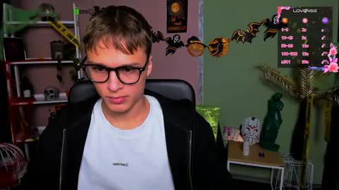 ash_raven_ online show from October 31, 9:40 pm