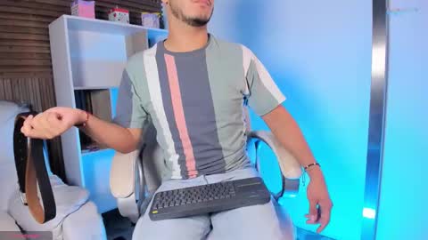 Snapshot of axel_grey_ chatting on September 25, 1:21 pm axel_grey_ online show from September 25, 1:21 pm