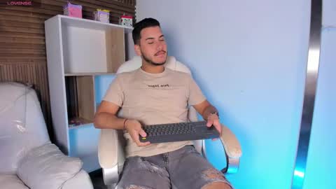 Snapshot of axel_grey_ chatting on October 4, 12:32 pm axel_grey_ online show from October 4, 12:32 pm