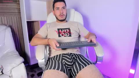 Snapshot of axel_grey_ chatting on October 9, 1:27 pm axel_grey_ online show from October 9, 1:27 pm