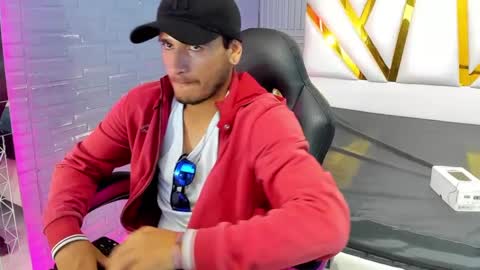Snapshot of axell_cross2 chatting on February 11, 7:05 pm Axell Cross2 online show from February 11, 7:05 pm