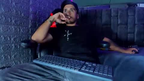 Snapshot of axell_cross2 chatting on October 15, 11:01 pm Axell Cross2 online show from October 15, 11:01 pm