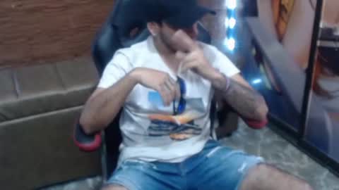 Snapshot of axell_cross2 chatting on February 12, 7:02 pm Axell Cross2 online show from February 12, 7:02 pm