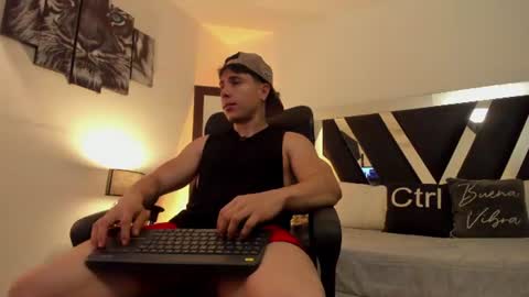 axelmartinezz online show from June 18, 10:26 pm