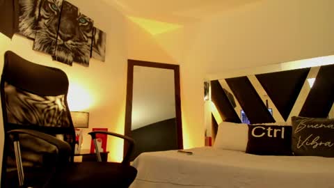 axelmartinezz online show from August 1, 2:32 am