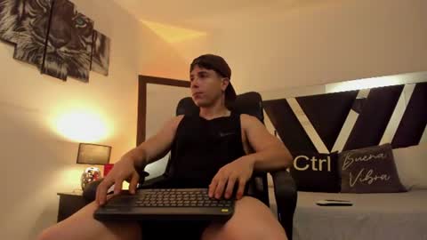 axelmartinezz online show from June 19, 10:47 pm