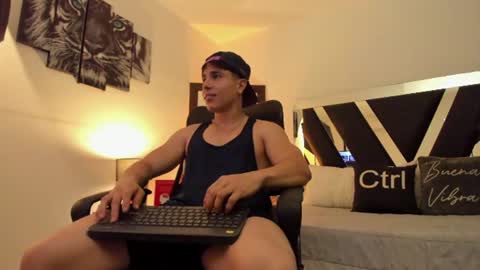 axelmartinezz online show from July 5, 9:11 pm