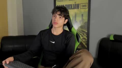 Snapshot of axelraven chatting on January 7, 1:32 pm Axel Raven online show from January 7, 1:32 pm