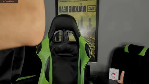 Snapshot of axelraven chatting on January 16, 1:47 pm Axel Raven online show from January 16, 1:47 pm