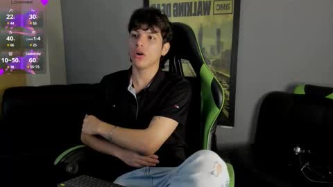 Snapshot of axelraven chatting on December 16, 1:22 pm Axel Raven online show from December 16, 1:22 pm