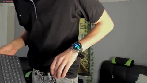 Snapshot of axelraven chatting on December 27, 2:01 pm Axel Raven online show from December 27, 2:01 pm