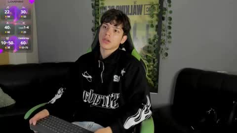 Snapshot of axelraven chatting on December 10, 2:06 pm Axel Raven online show from December 10, 2:06 pm