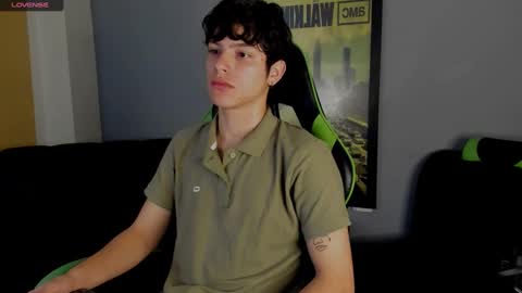 Snapshot of axelraven chatting on January 3, 1:36 pm Axel Raven online show from January 3, 1:36 pm