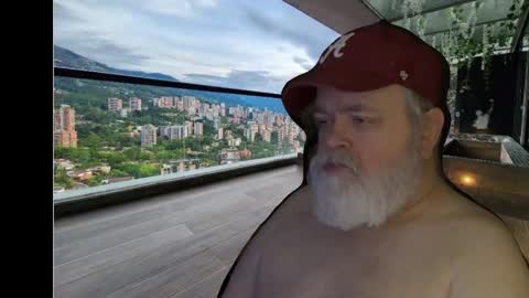 Snapshot of bear4muscle chatting on December 13, 11:17 pm Dookie online show from December 13, 11:17 pm