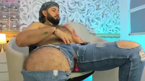 bear_mao_ online show from April 23, 11:48 am