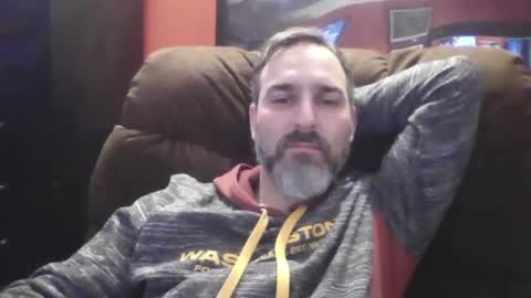 Snapshot of beardedambition chatting on January 4, 4:32 pm beardedambition online show from January 4, 4:32 pm
