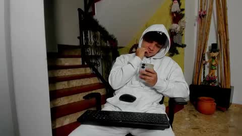 independent model online show from November 25, 4:58 am