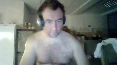 Snapshot of bengi1984 chatting on February 18, 1:54 am Robert 1984 online show from February 18, 1:54 am
