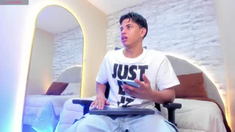 Snapshot of benjamin_more chatting on January 22, 2:35 pm BENJAMIN online show from January 22, 2:35 pm