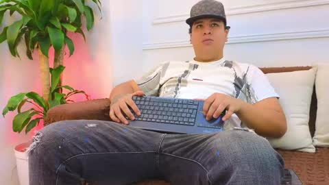 bennett_alejoo online show from April 23, 7:05 pm