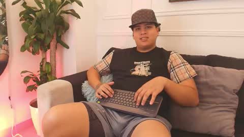 Snapshot of bennett_alejoo chatting on October 15, 9:00 pm bennett_alejoo online show from October 15, 9:00 pm