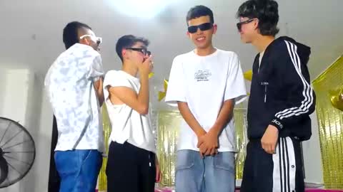 Snapshot of benz_boys chatting on February 16, 12:10 pm benz boys online show from February 16, 12:10 pm
