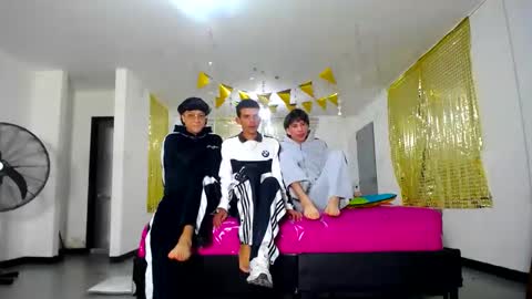 Snapshot of benz_boys chatting on March 1, 12:12 pm benz boys online show from March 1, 12:12 pm