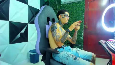 boy_tatto77 online show from May 24, 11:49 am