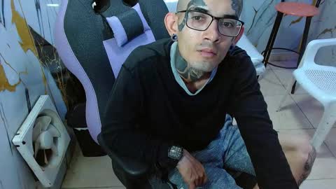 boy_tatto77 online show from March 17, 12:51 pm