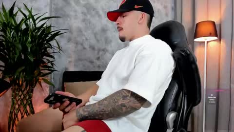 boyc02_ online show from April 12, 11:38 pm