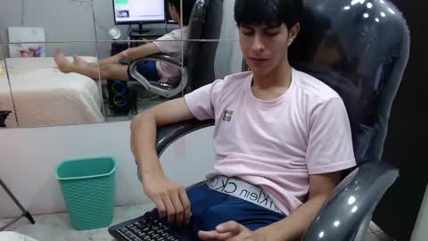 Snapshot of brent18_ chatting on February 14, 2:07 am Esteban online show from February 14, 2:07 am