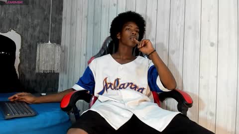 Snapshot of cam_brown chatting on October 19, 4:39 am online show from October 19, 4:39 am