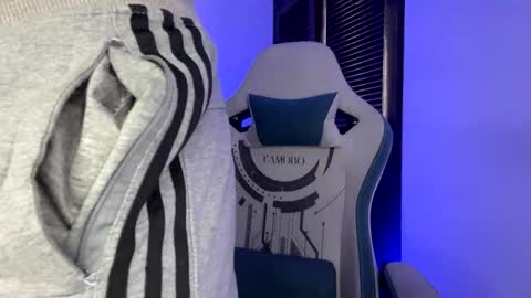 camilo_contre21 online show from February 3, 8:24 pm