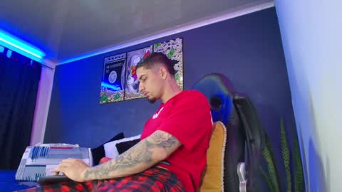 Snapshot of camiloalvarezzz3 chatting on December 24, 12:33 pm CAMILO online show from December 24, 12:33 pm