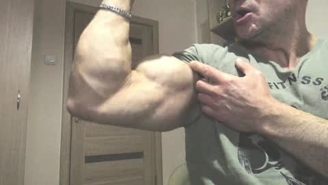 Snapshot of carin_the_body chatting on January 6, 6:25 am Laz online show from January 6, 6:25 am