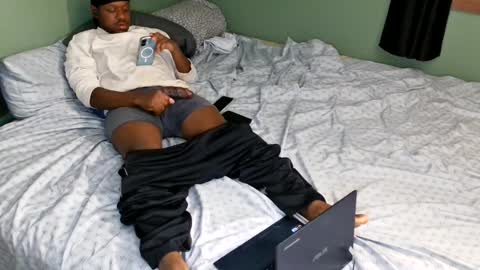 Que online show from April 21, 1:42 am