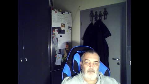 Snapshot of chris250268 chatting on September 15, 6:37 am Chris online show from September 15, 6:37 am