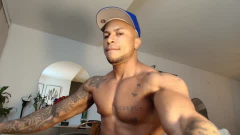 Snapshot of clark_strong chatting on December 29, 1:24 am clark_strong online show from December 29, 1:24 am
