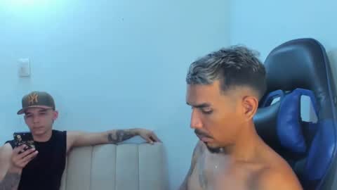 Snapshot of couple_bigcock_ chatting on October 22, 1:09 am aron y stivens online show from October 22, 1:09 am