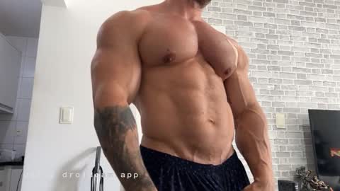 couplemuscle40 online show from January 8, 4:23 pm