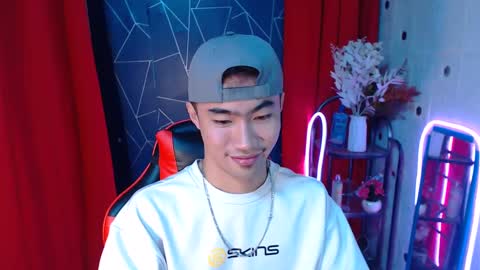 Snapshot of cumhavefun25 chatting on December 13, 12:17 pm ask me online show from December 13, 12:17 pm