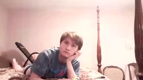 Snapshot of cuteboii29 chatting on February 20, 2:40 am cuteboii29 online show from February 20, 2:40 am