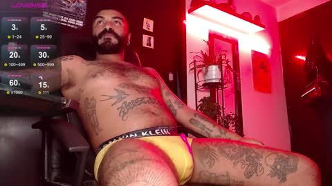 Snapshot of damian_darkside_ chatting on December 27, 2:47 am Damian online show from December 27, 2:47 am